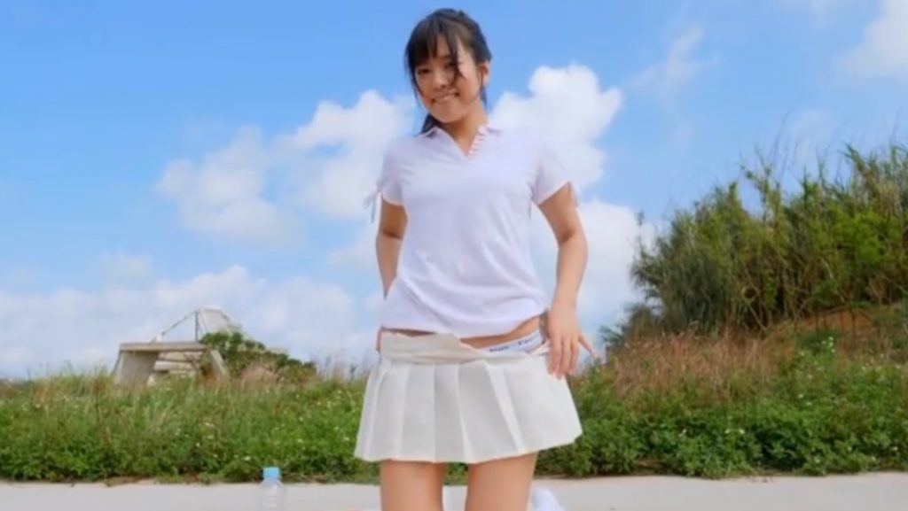 東雲うみ 美少女グラドルがテニスウェアを脱いで下着姿でエロい誘惑