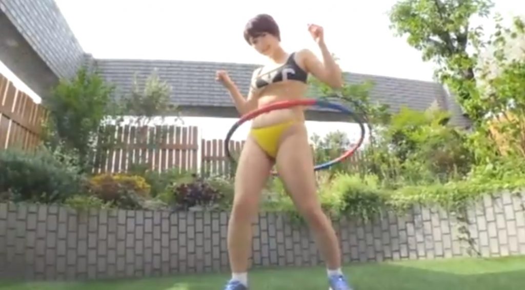 山本ゆう エロくて美人のお姉さんがフラフープ&バランスボールで遊ぶ姿が見ていて飽きない