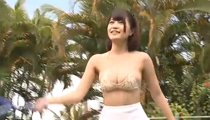 岸明日香 ミニスカートのエロいテニスウェアで激しく動いて乳揺れしまくるアイドル