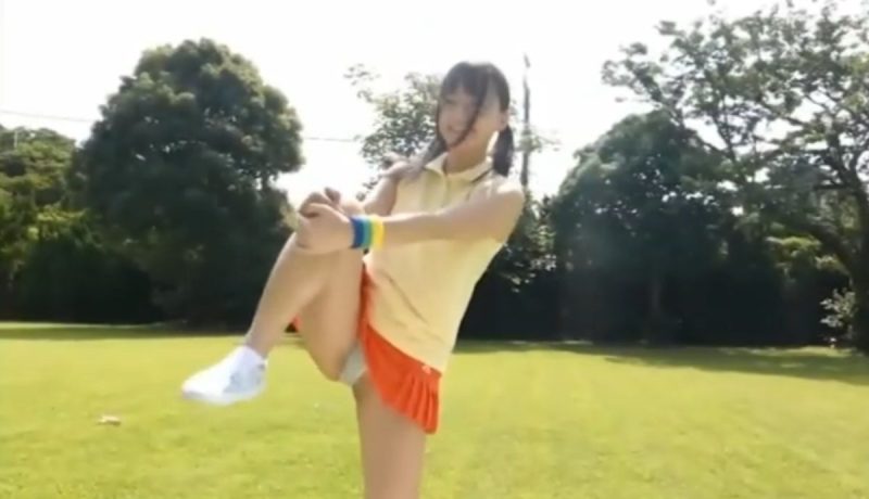 西永彩奈 パンチラしながらテニスウェア姿でストレッチをするAカップ貧乳グラビアアイドル