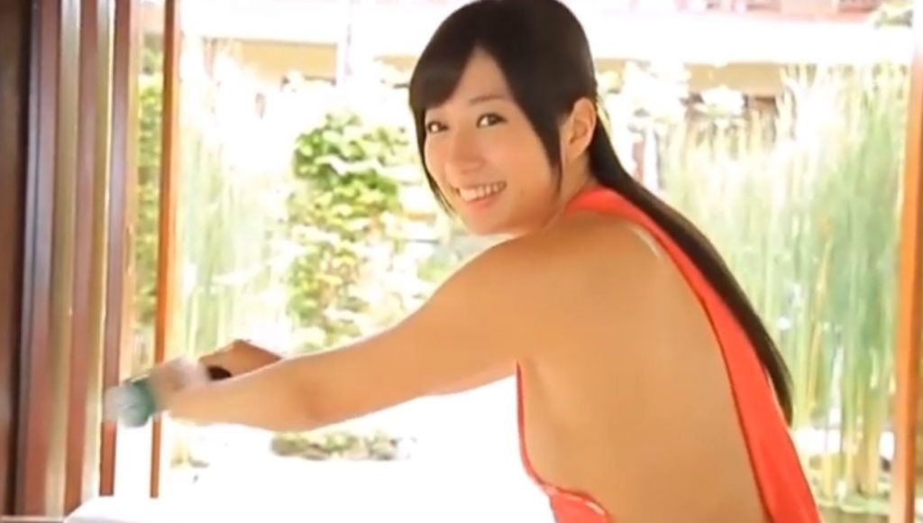 大貫彩香 乳揺れしながらエクササイズするノーブラ下着姿のスレンダー美少女