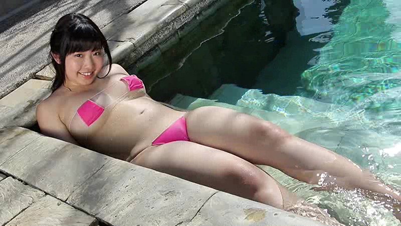 森村さき 半分以上おっぱいが見えてるエロ水着を着たHカップ爆乳グラドル