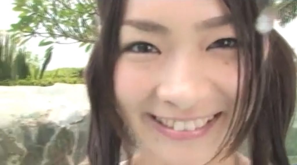 酒井瞳 カメラに向かってキスするエロキュートな水着姿のアイドル