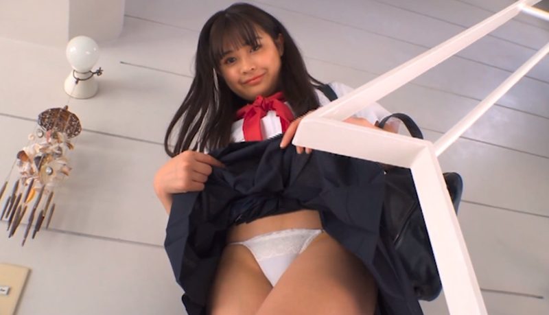 西本ヒカル スカートをたくし上げる女子校生のパンチラ挑発