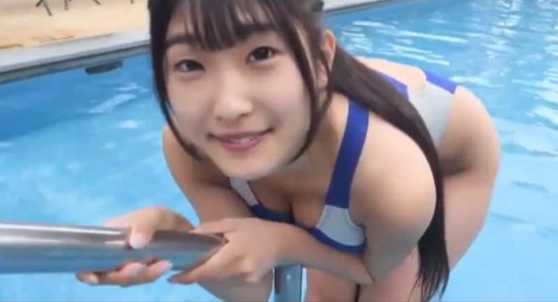 藤田芽愛 巨乳アイドルが競泳水着姿で胸元をチラつかせてくる