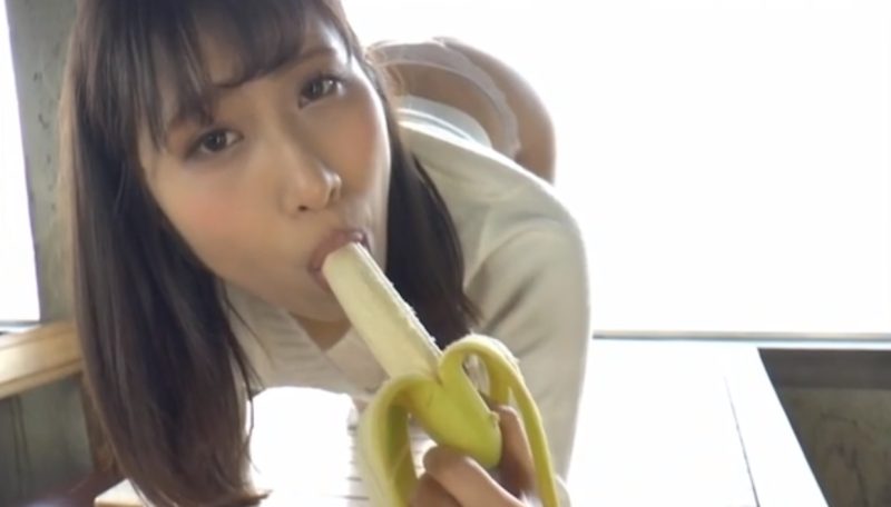 咲坂あいり バナナをいやらしく舐めて疑似フェラするグラドル